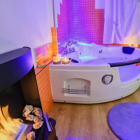 With Jacuzzi And Fireplace In The Casa vacanze *