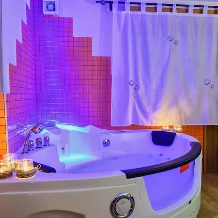 With Jacuzzi And Fireplace In The Casa vacanze