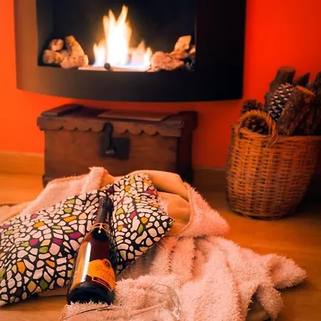 With Jacuzzi And Fireplace In The Casa vacanze